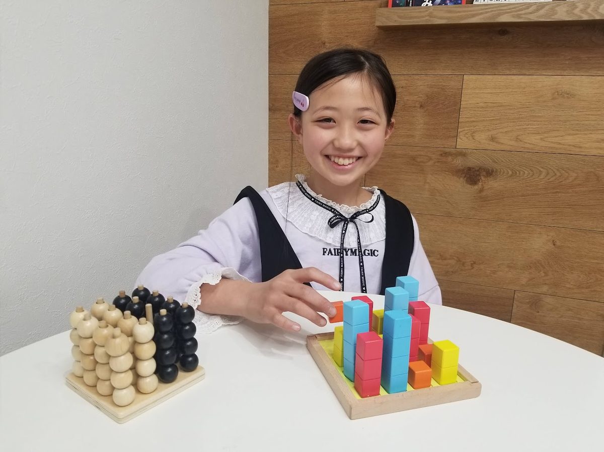 パズルのブロックで遊ぶ女の子